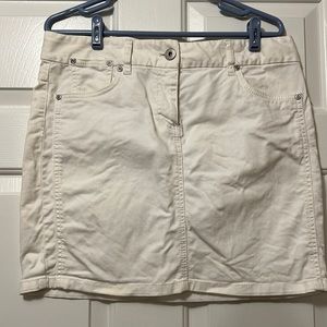 Ann Taylor size 10 white Jean skirt.